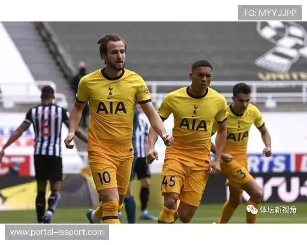 凯恩错失良机后掩面遗憾，终场前将功补过振臂庆祝