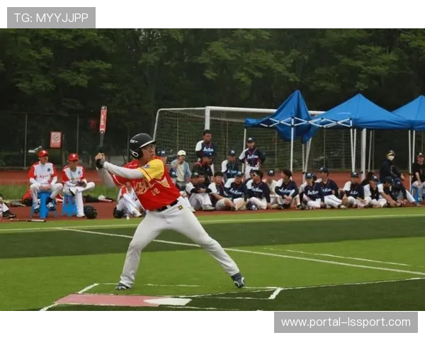 宁波工程学院风华校区田径场举办慢投垒球赛 宁波工程学院风华校区田径场举办慢投垒球赛