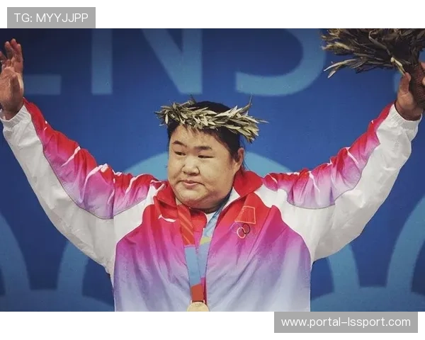 唐功红2004奥运带伤举182.5公斤,颁奖前急送医成永恒经典 唐功红2004奥运带伤举182.5公斤,颁奖前急送医成永恒经典