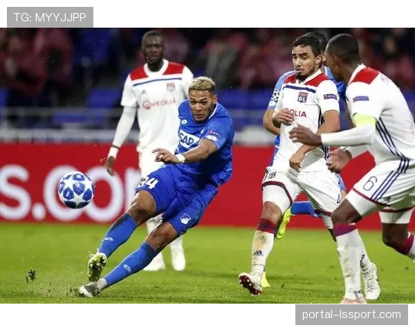 特写：欧塞尔老帅在保级关键战获胜后与教练组相拥庆祝